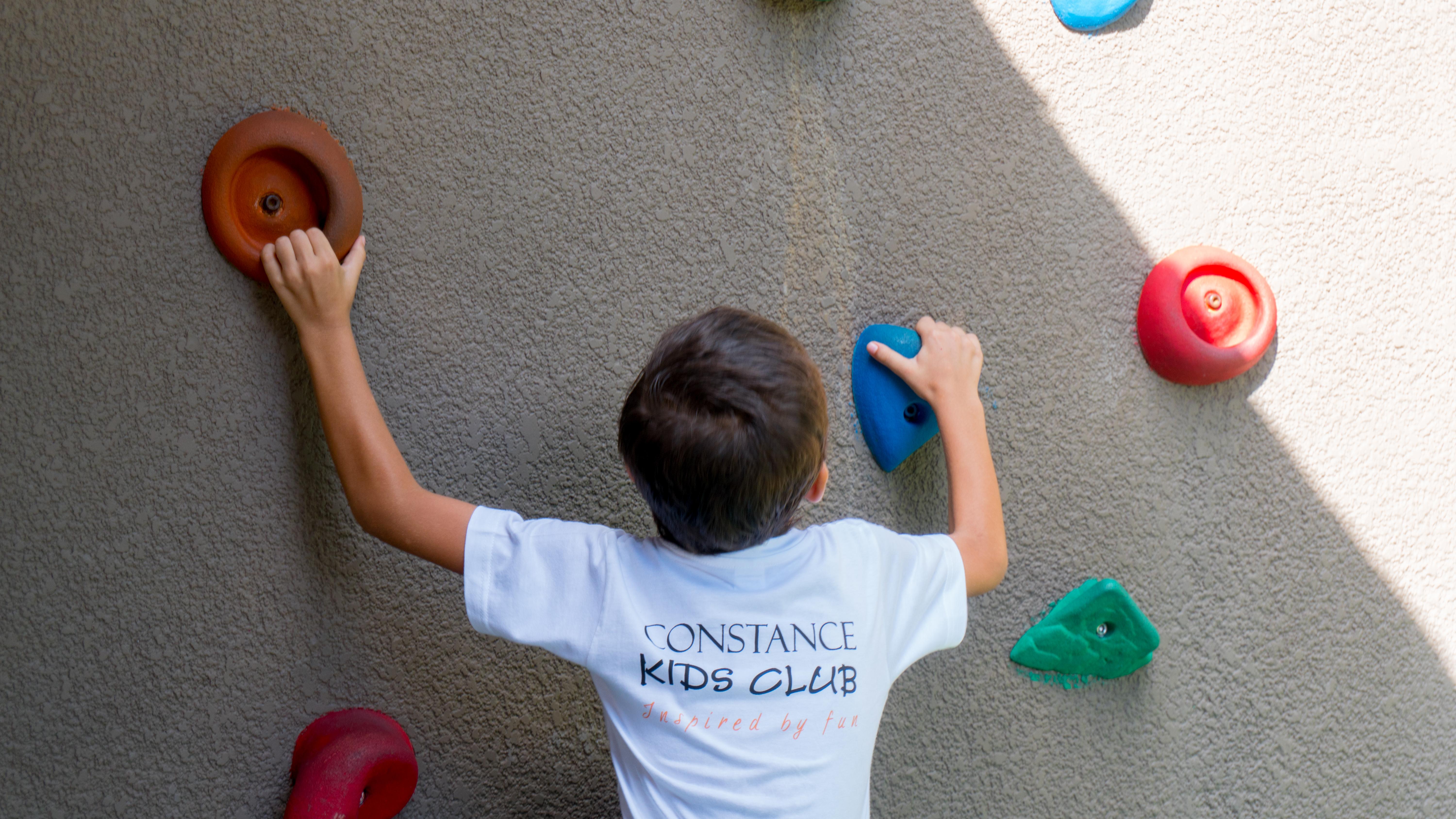 ホテル コンスタンスエペリア ポート・グロード エクステリア 写真 A child climbing a wall