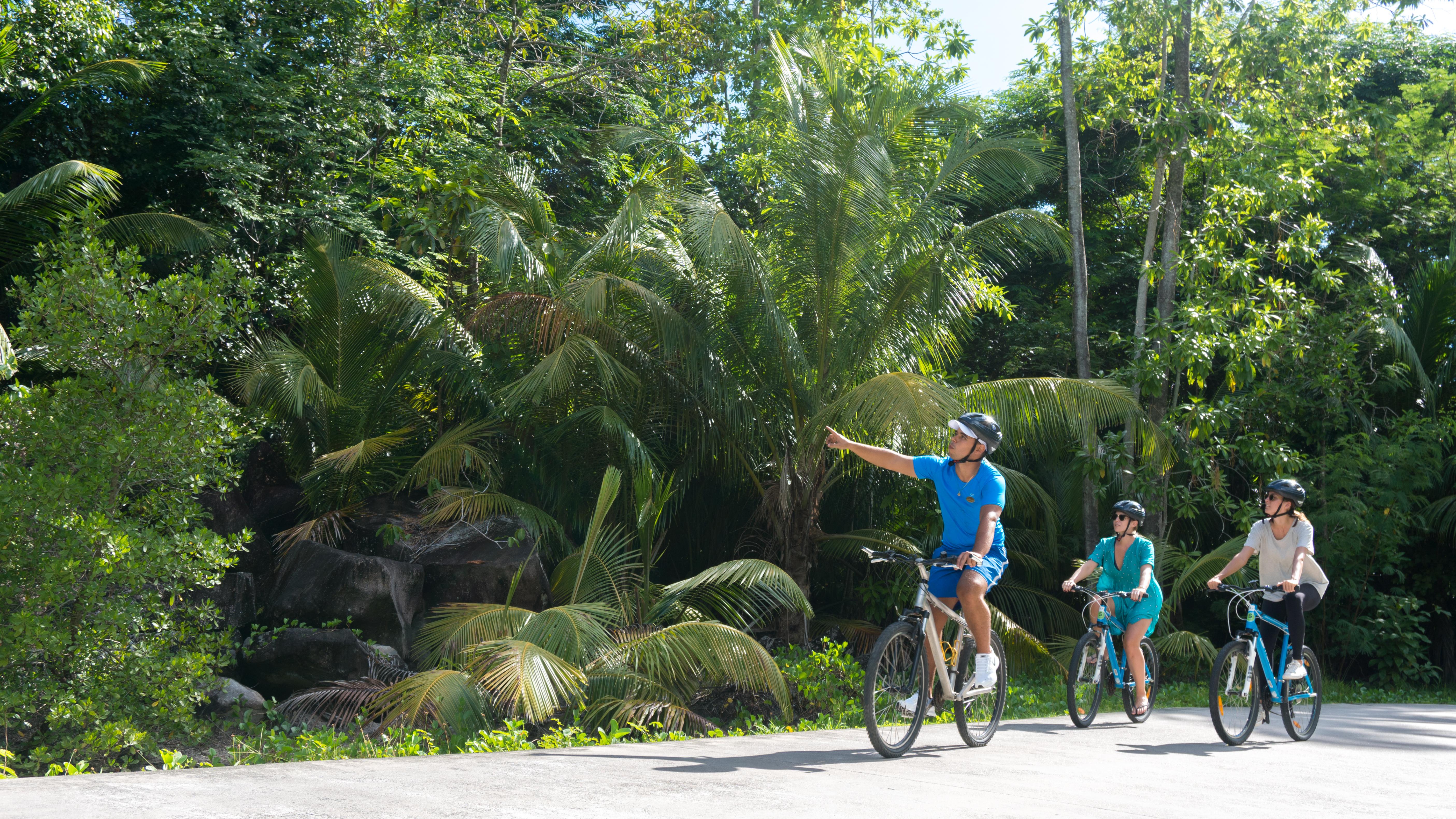 ホテル コンスタンスエペリア ポート・グロード エクステリア 写真 Biking in the jungle