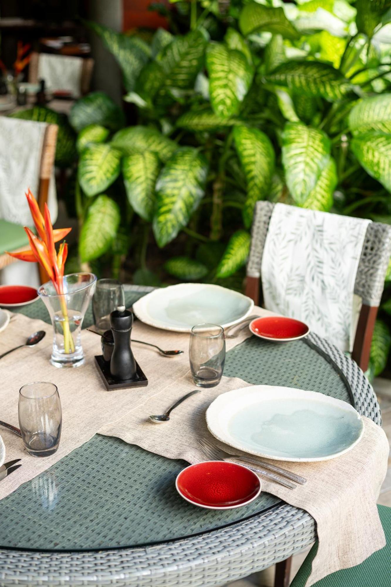ホテル コンスタンスエペリア ポート・グロード エクステリア 写真 A table set for dinner