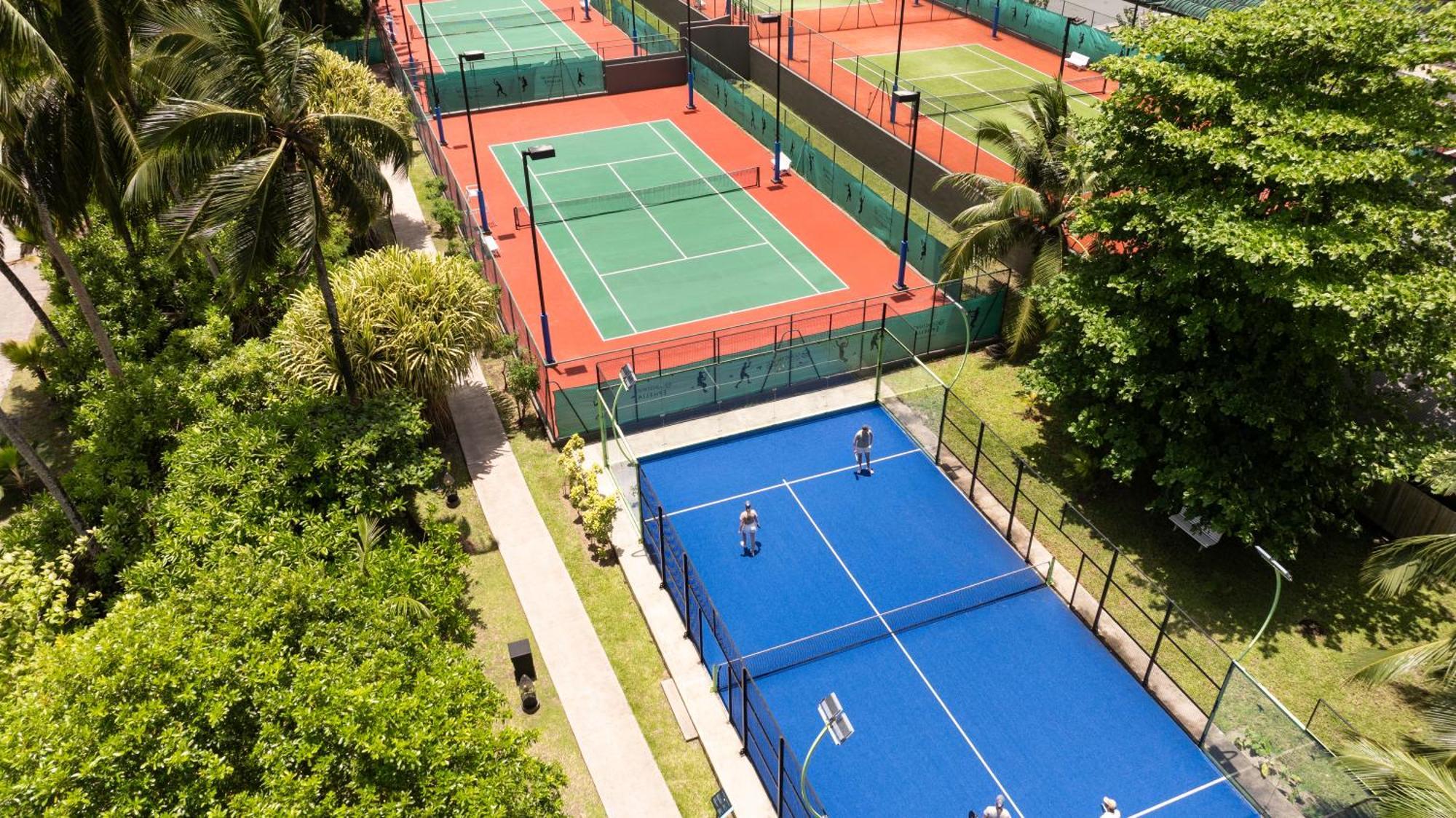 ホテル コンスタンスエペリア ポート・グロード エクステリア 写真 Tennis courts at the club